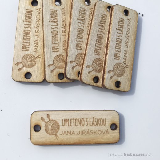 Dřevěný štítek na produkty - upleteno s láskou